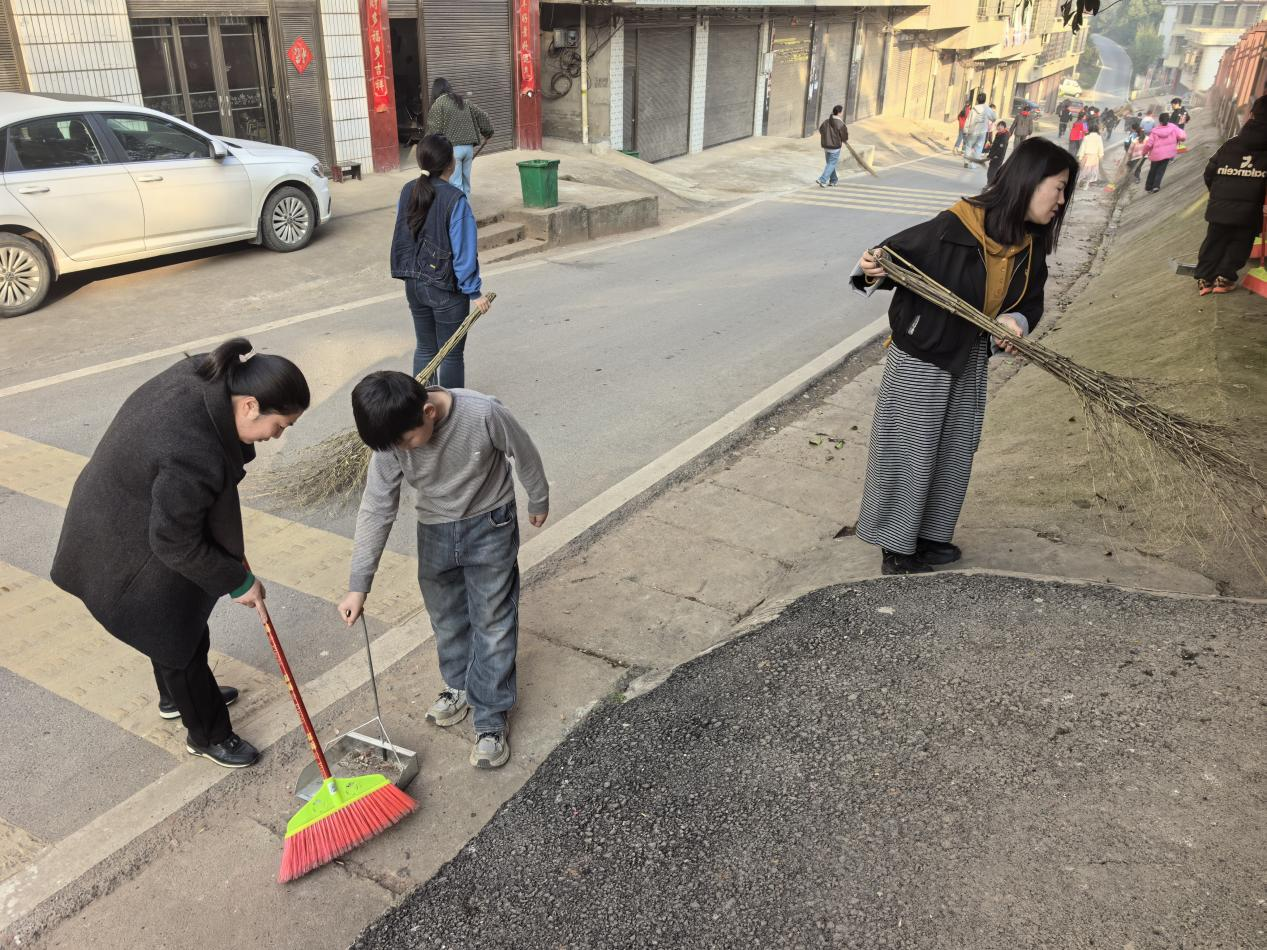 学雷锋践初心，红领巾映党旗