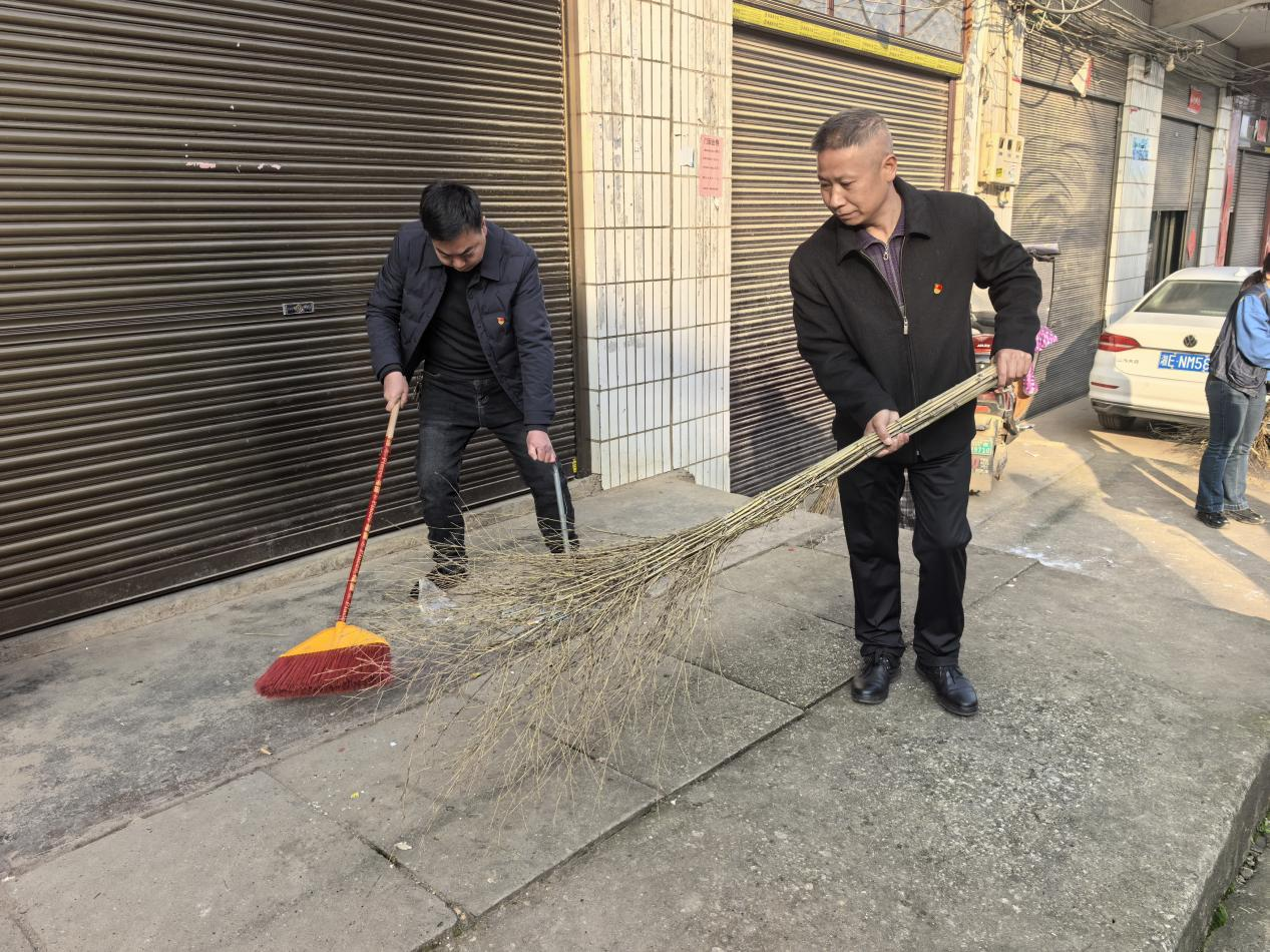 学雷锋践初心，红领巾映党旗