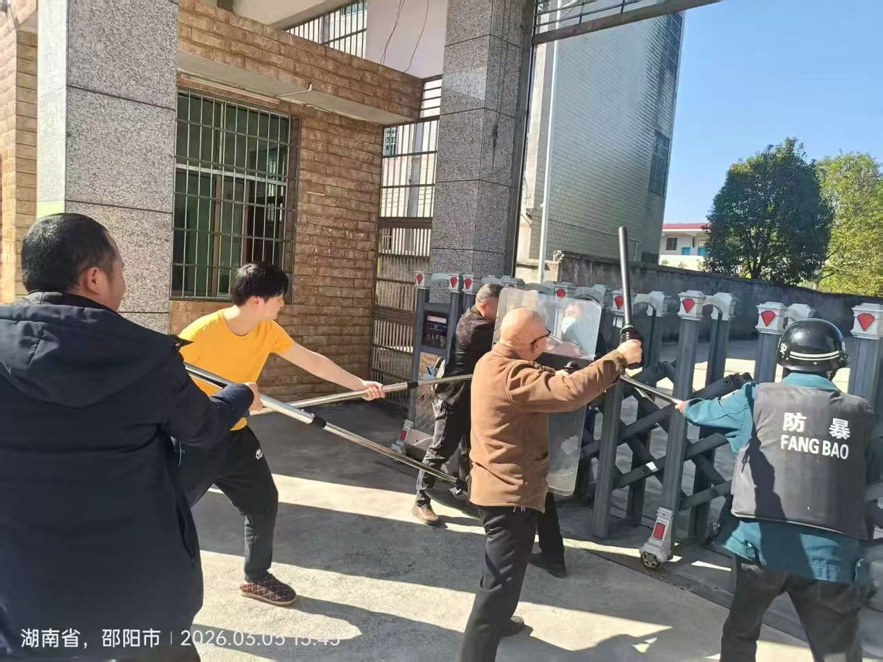 反恐防暴筑防线 平安校园共守护