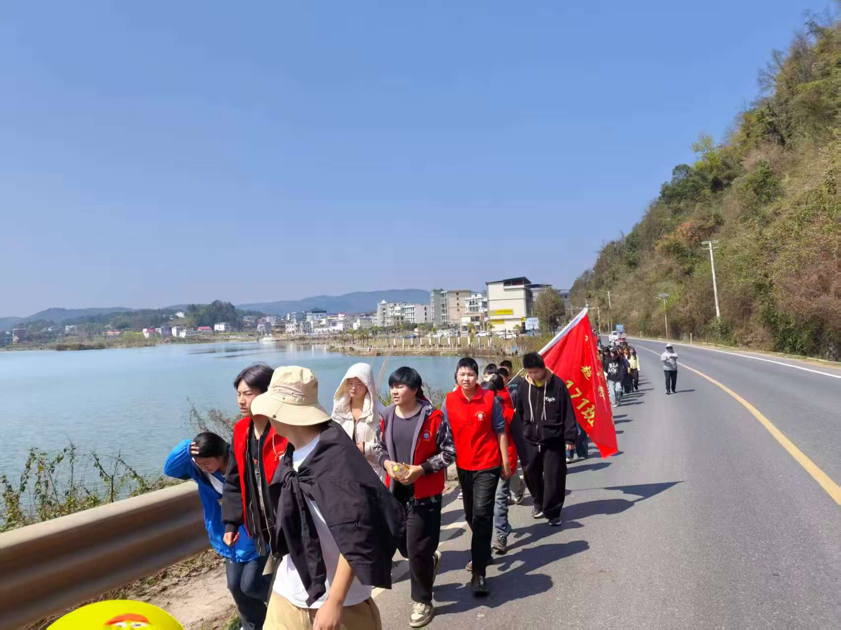 霞塘云中学开展“环湖励志行”徒步活动 践行“健康第一”教育理念
