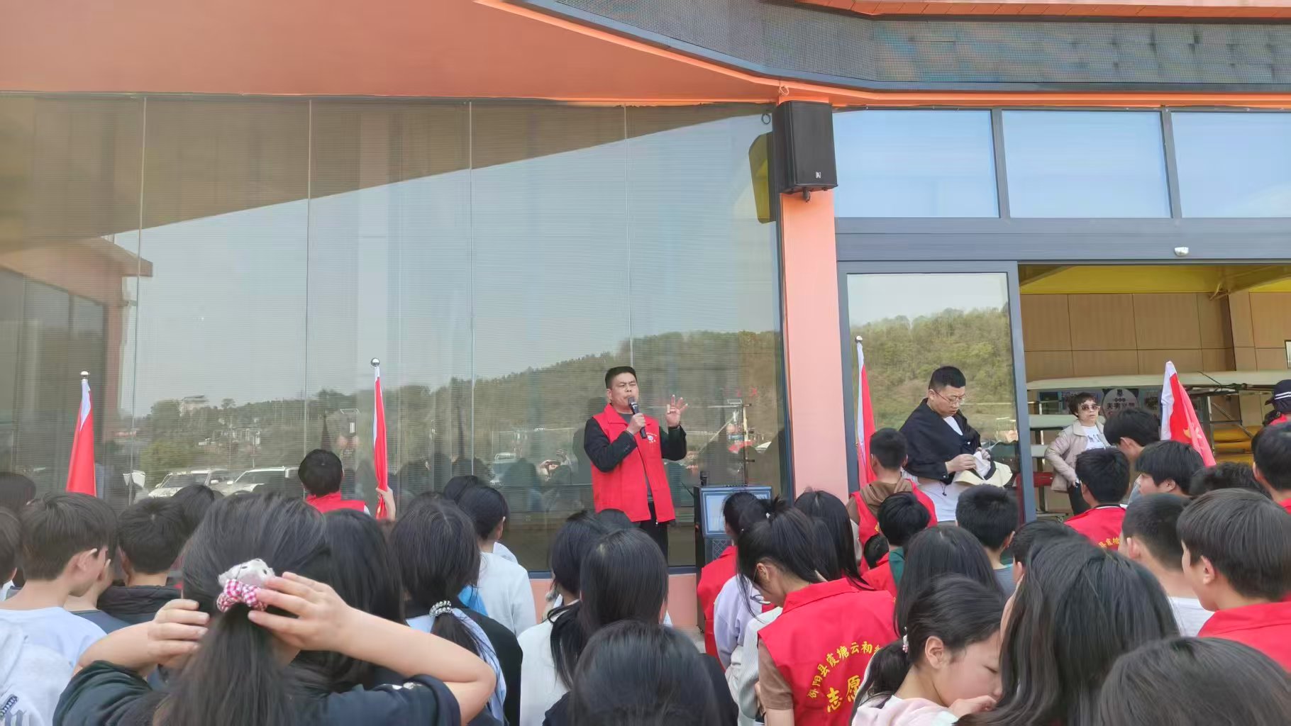 霞塘云中学开展“环湖励志行”徒步活动 践行“健康第一”教育理念