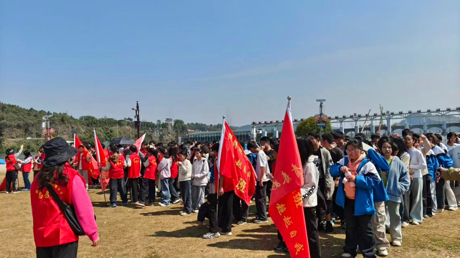 霞塘云中学开展“环湖励志行”徒步活动 践行“健康第一”教育理念