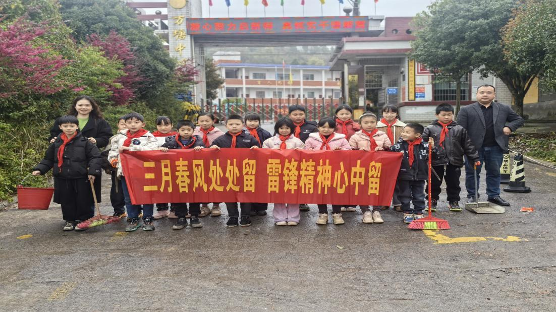 践行雷锋精神 清扫校园“邻”距离