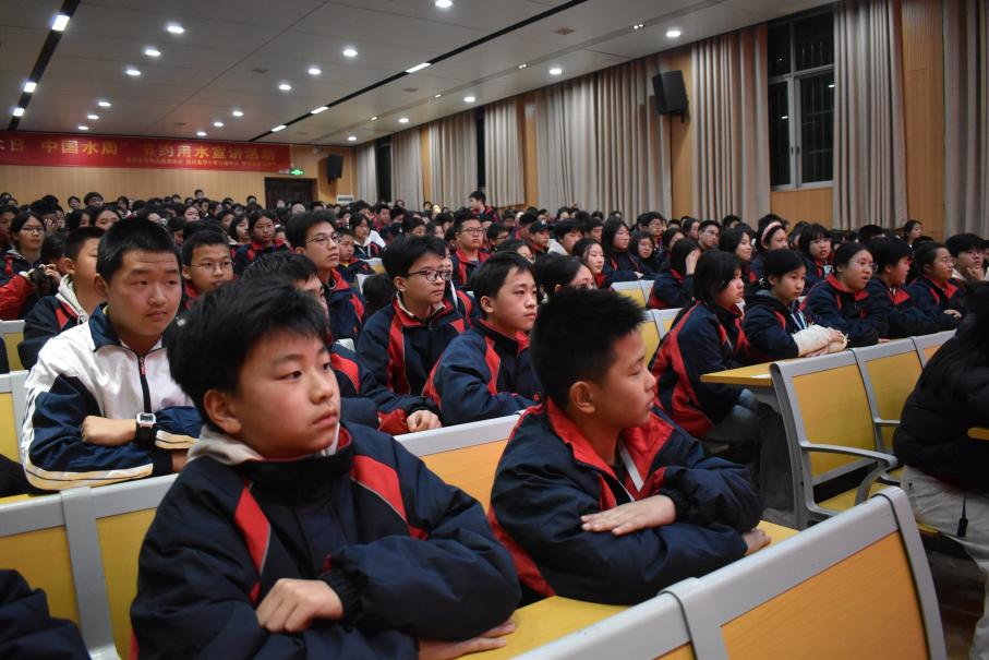 隆回二中举行“悦读·阅美•越未来”读书分享会