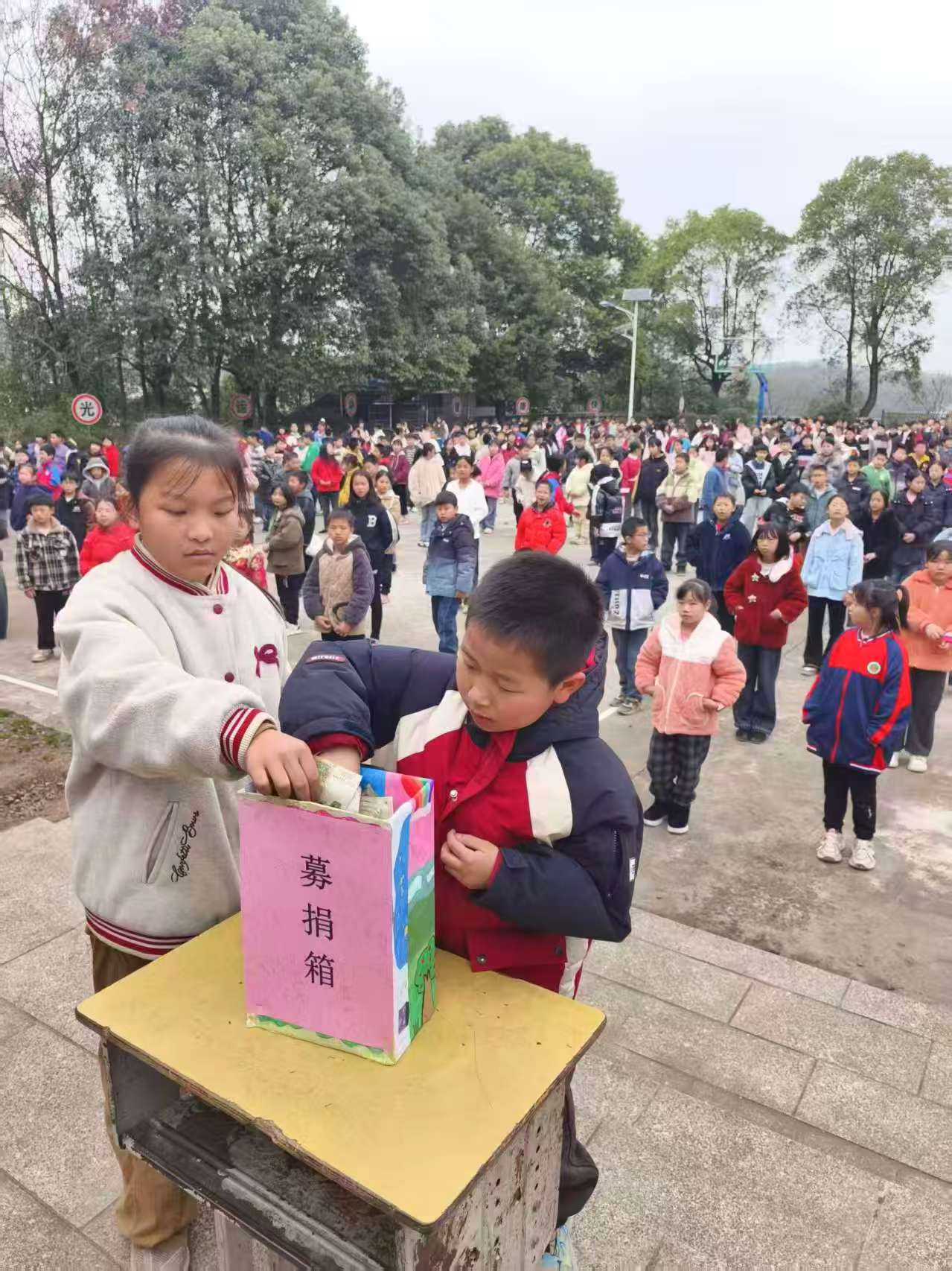 下花桥镇中心完全小学开展学雷锋“爱心一元捐”活动