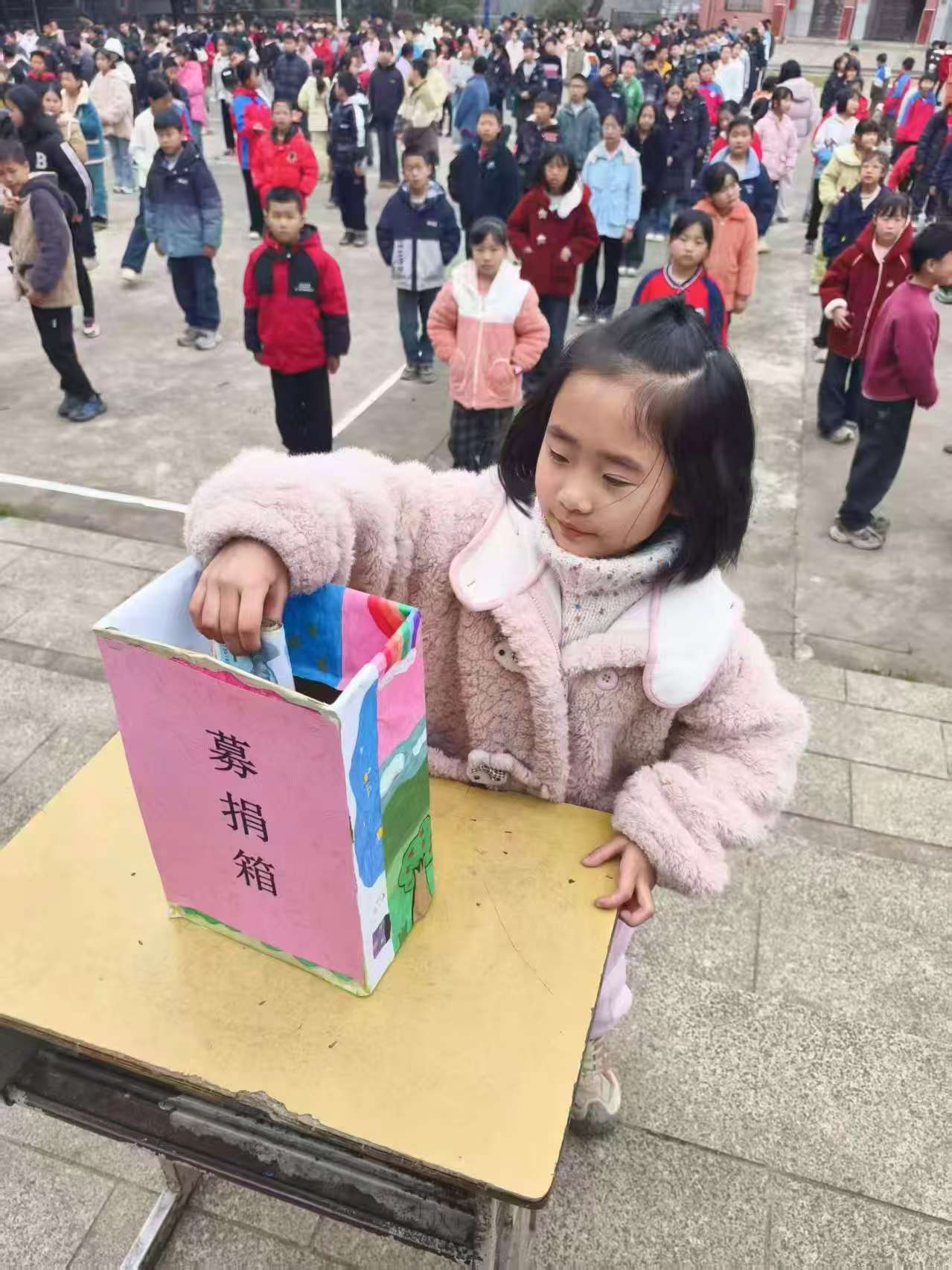 下花桥镇中心完全小学开展学雷锋“爱心一元捐”活动
