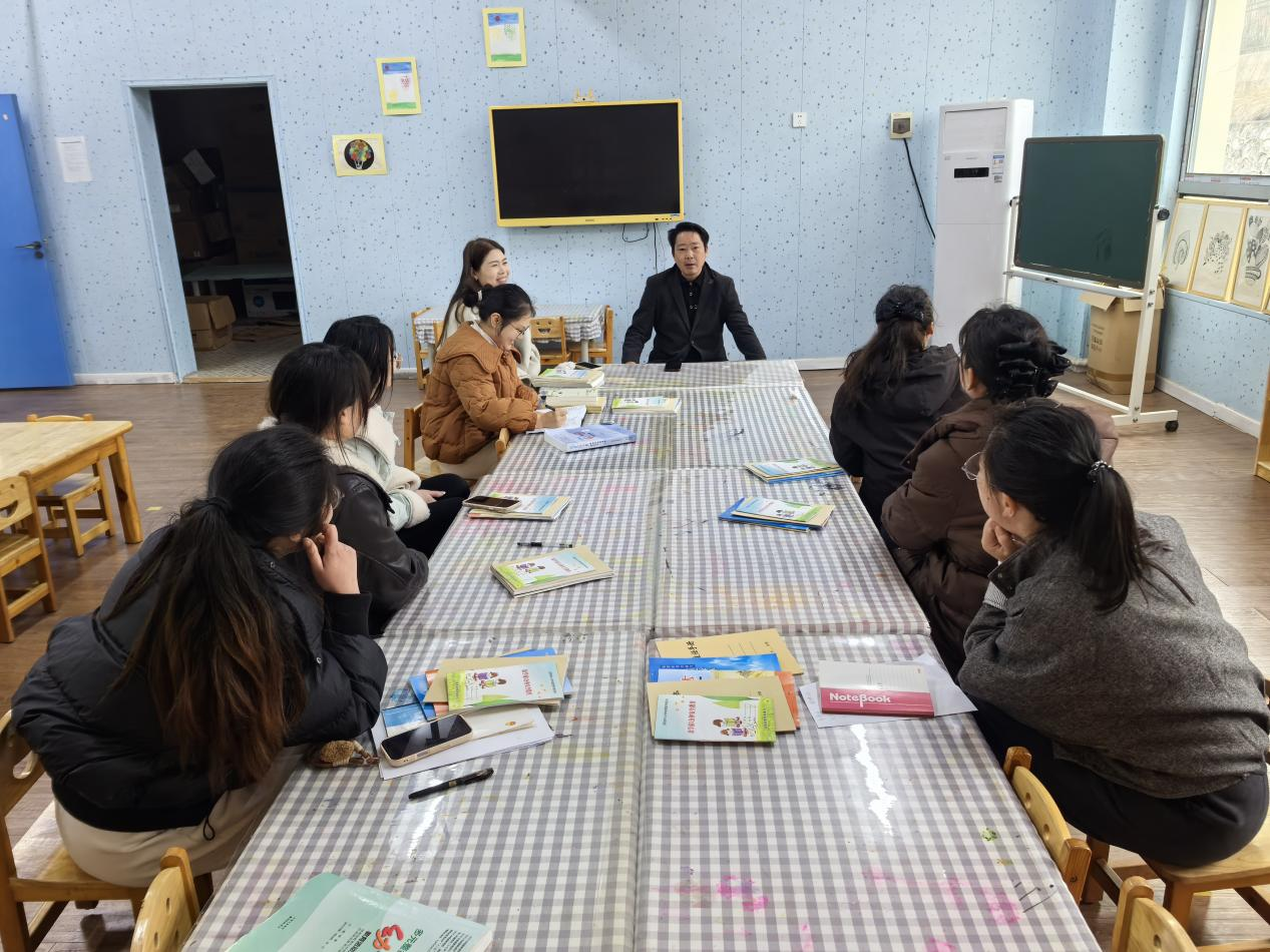 下花桥镇中心幼儿园开展环境创设活动