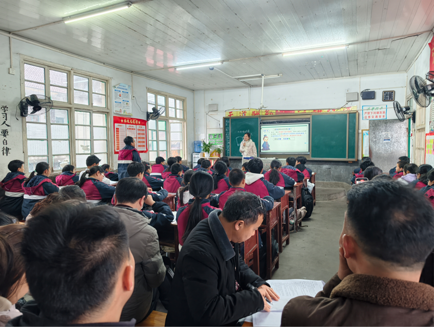 春风拂面书香浓，深耕课堂促提升