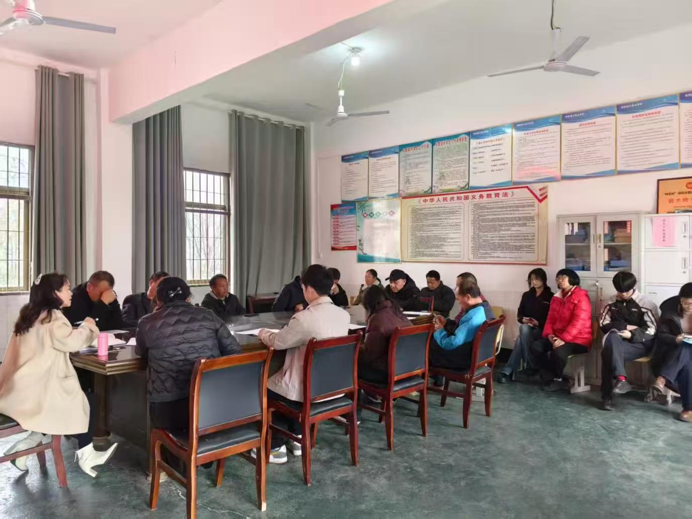 七里山园艺场学校召开毕业班工作部署暨校本研修交流会