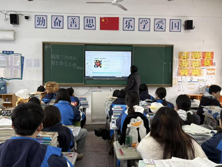安全护航成长 文明点亮校园
