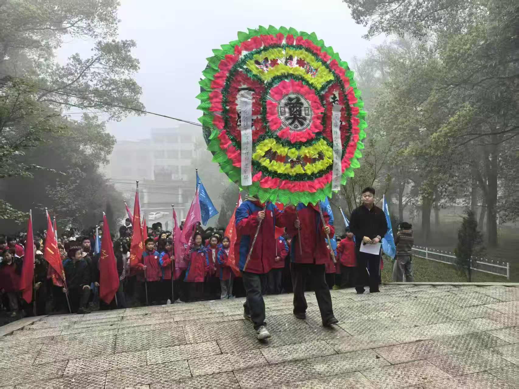 下花桥镇中心完全小学举行清明祭英烈活动