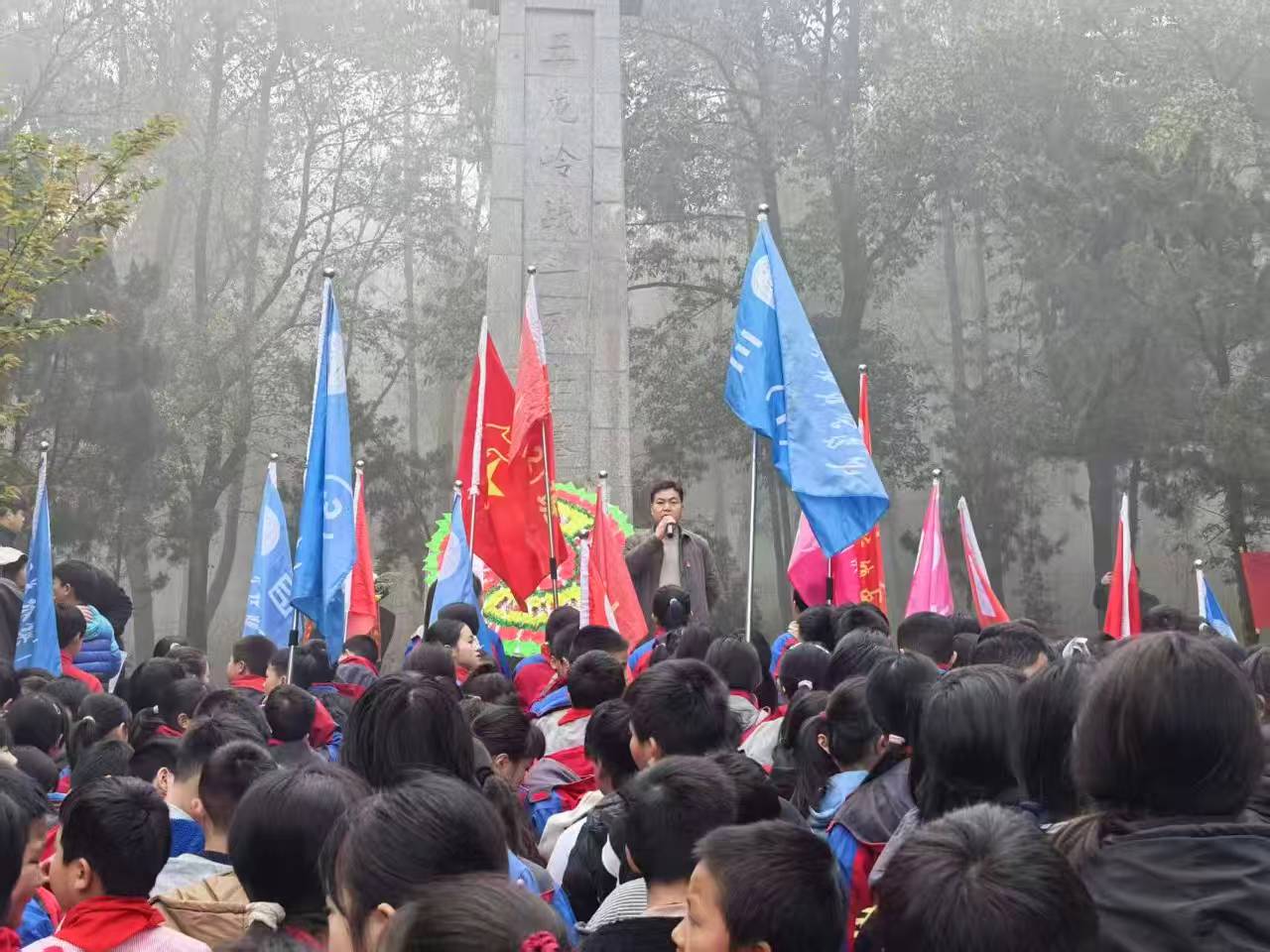 下花桥镇中心完全小学举行清明祭英烈活动