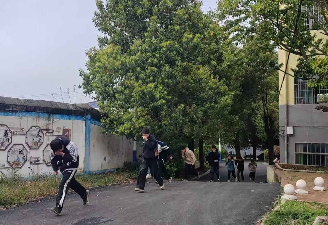 筑牢安全防线  守护校园平安