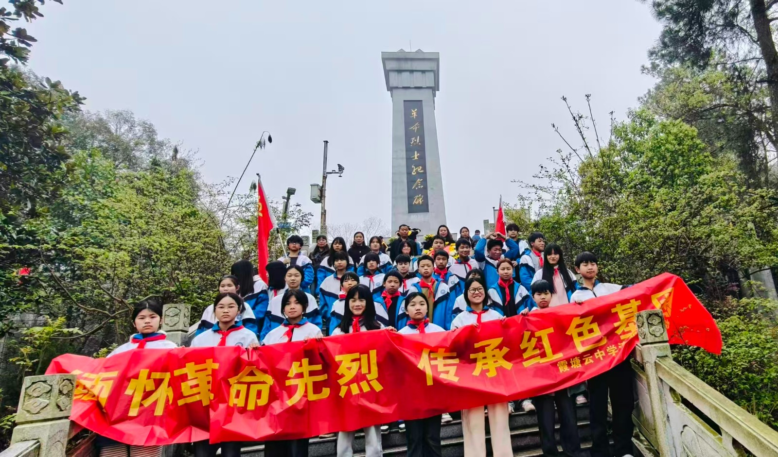 千人不期而遇，自制小花寄哀思