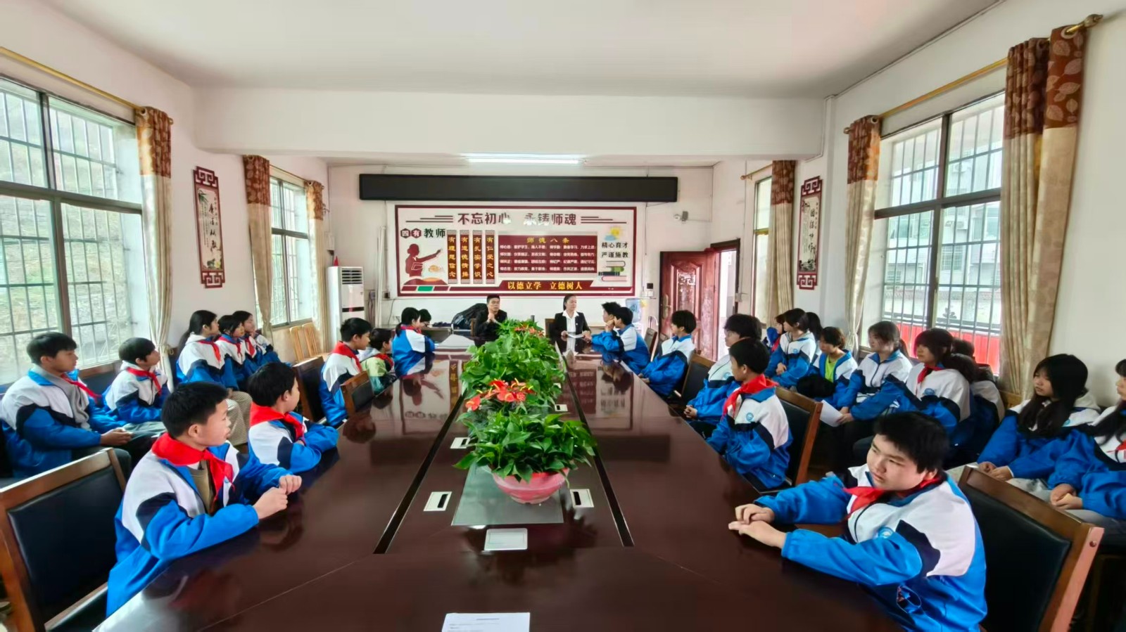 千人不期而遇，自制小花寄哀思