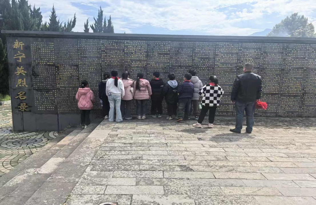 万塘中心小学开展“清明祭英烈 共铸中华魂”主题活动