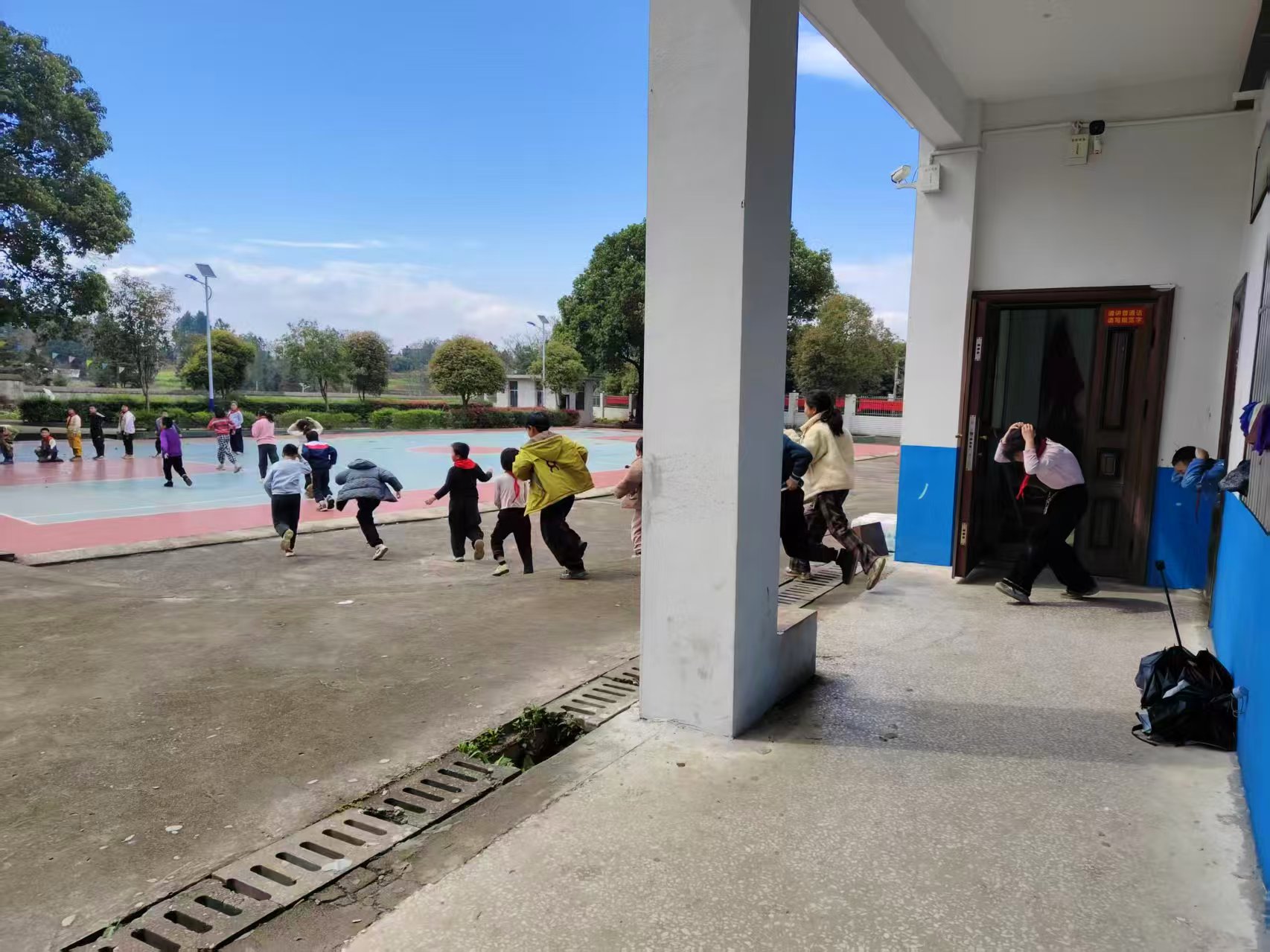 防震演练筑防线 安全意识记心间