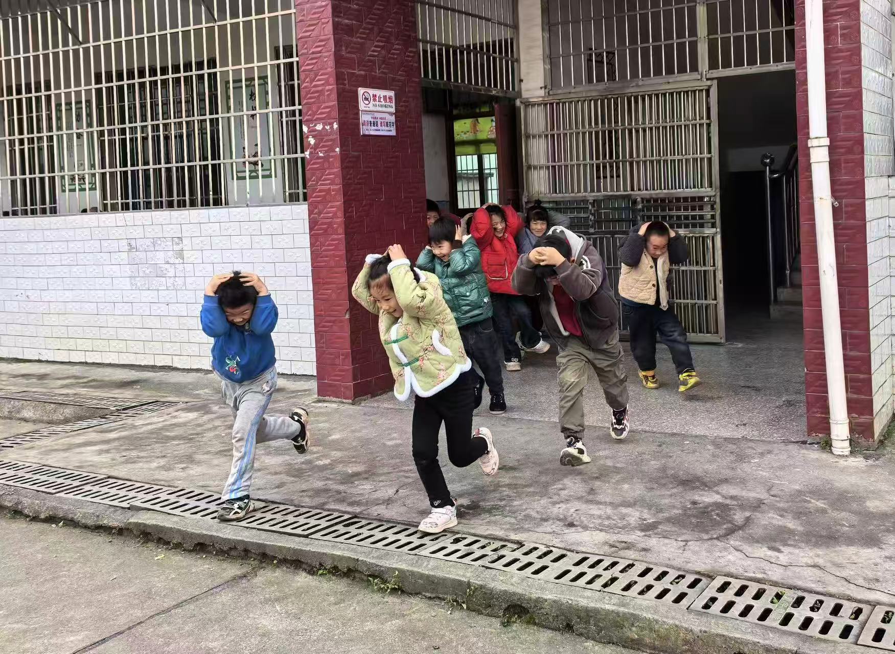 回龙寺镇莲山中心小学开展防震应急避险疏散演练活动