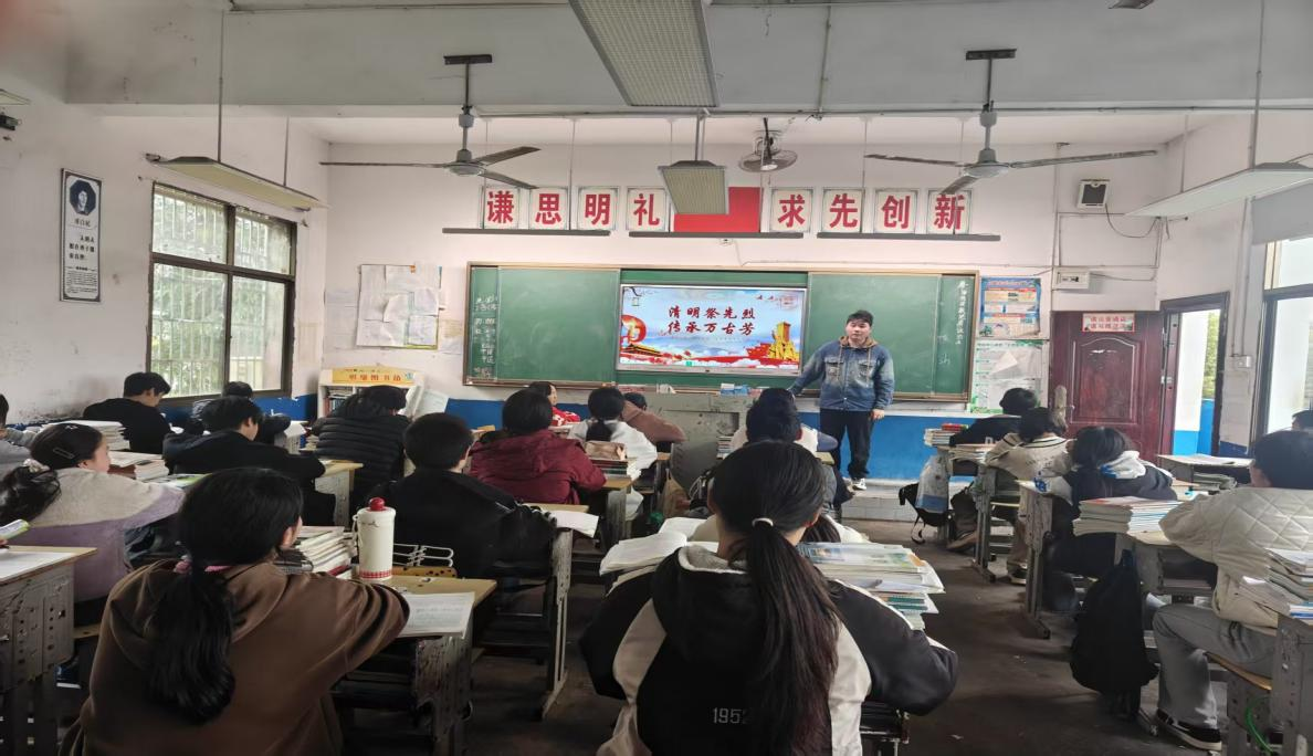 线上寄哀思 云端祭英烈 厚植少年爱国情