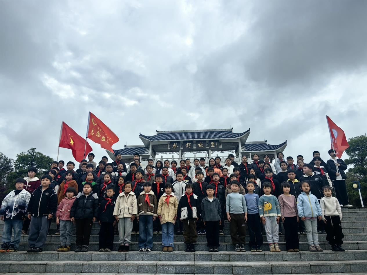 行走思政课 童心祭英烈