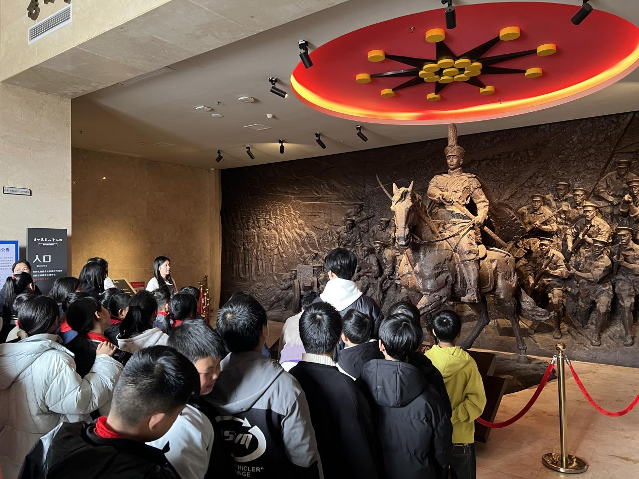 行走思政课 童心祭英烈