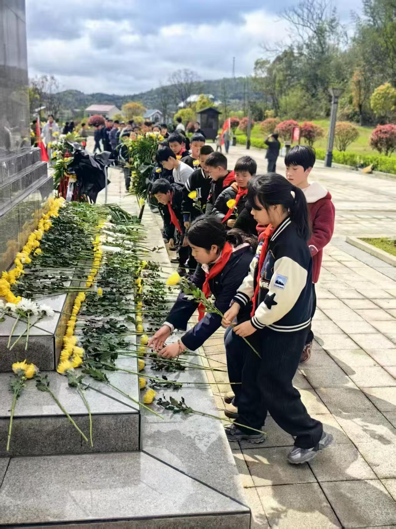 行走思政课 童心祭英烈