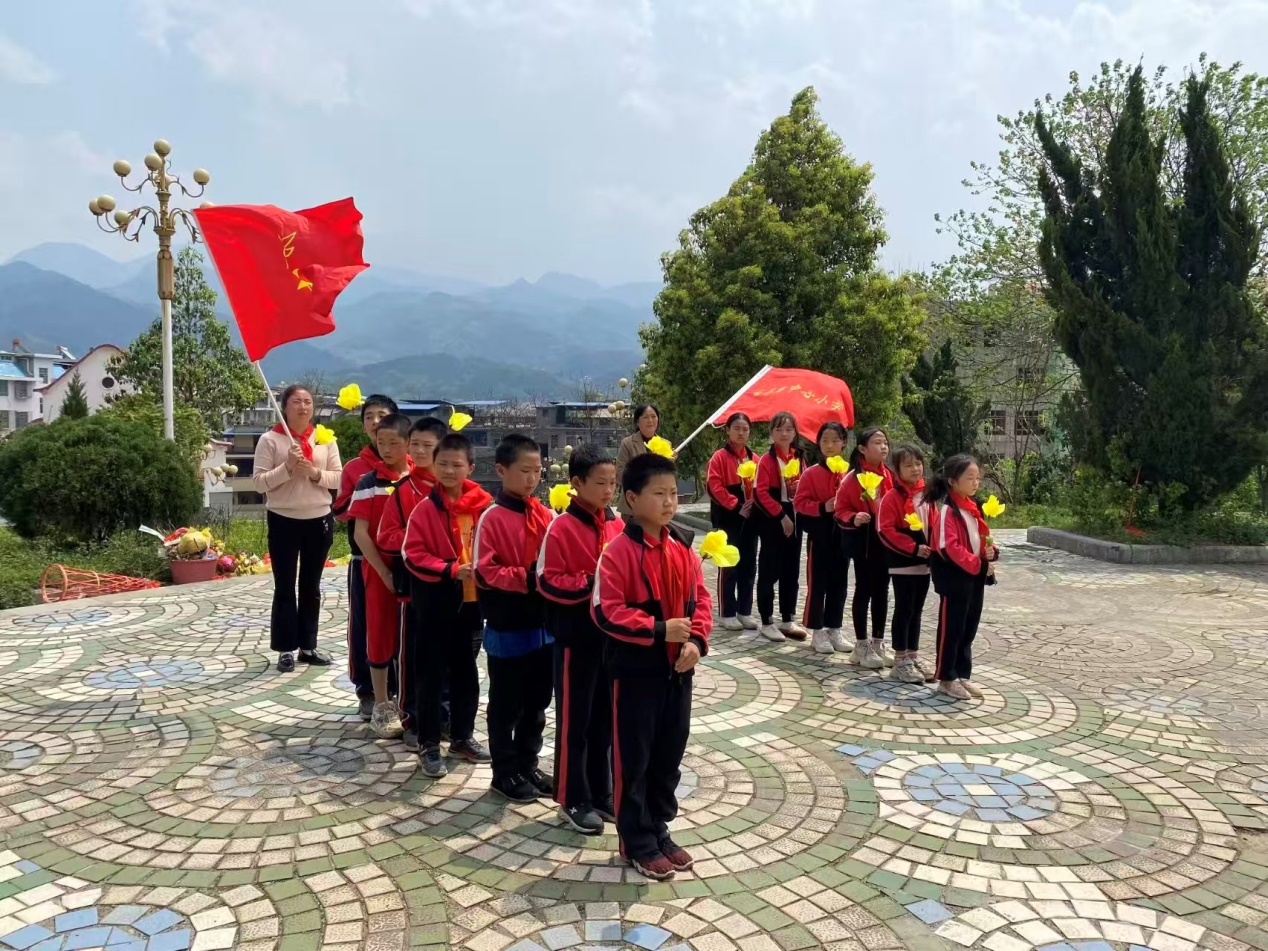 万塘乡白马田中心小开展“清明祭英烈”主题活动