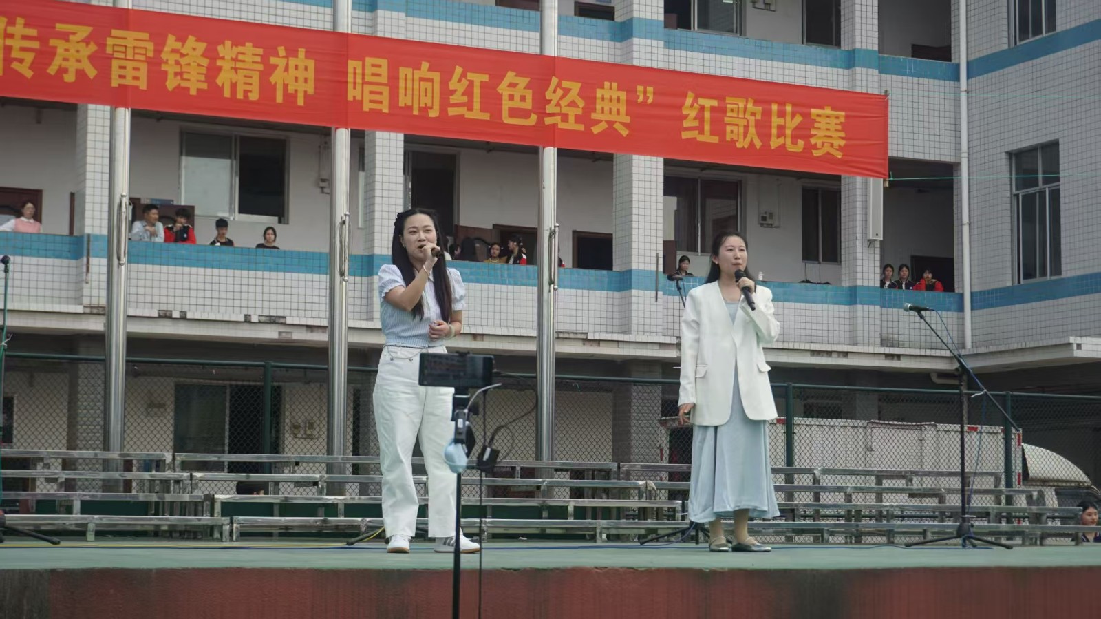 红歌嘹亮震校园，雷锋精神代代传