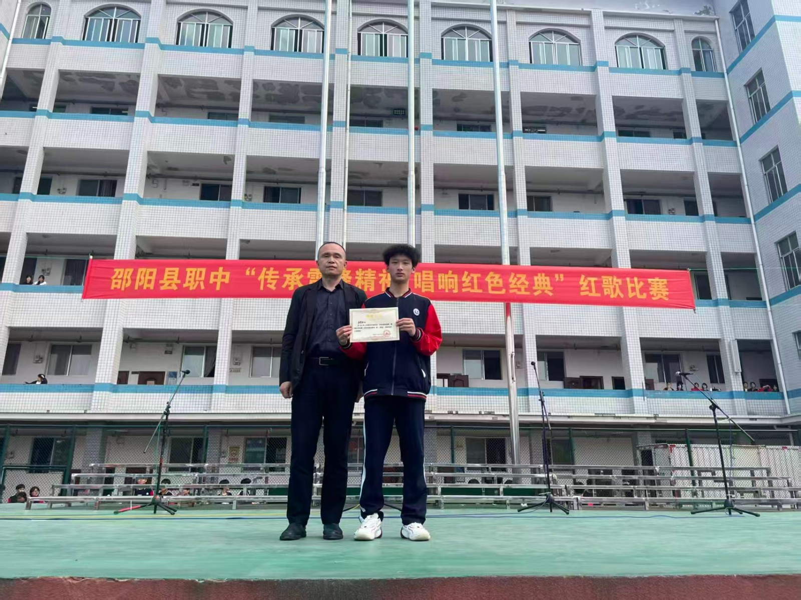 红歌嘹亮震校园，雷锋精神代代传