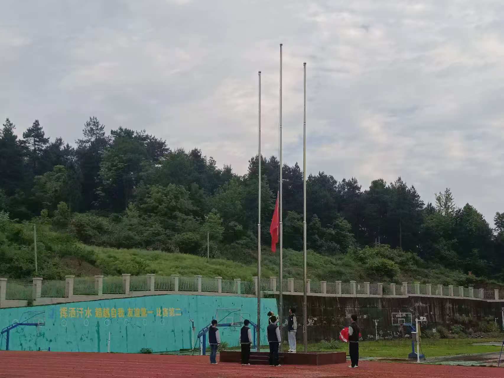 筑牢安全防线 守护青春成长