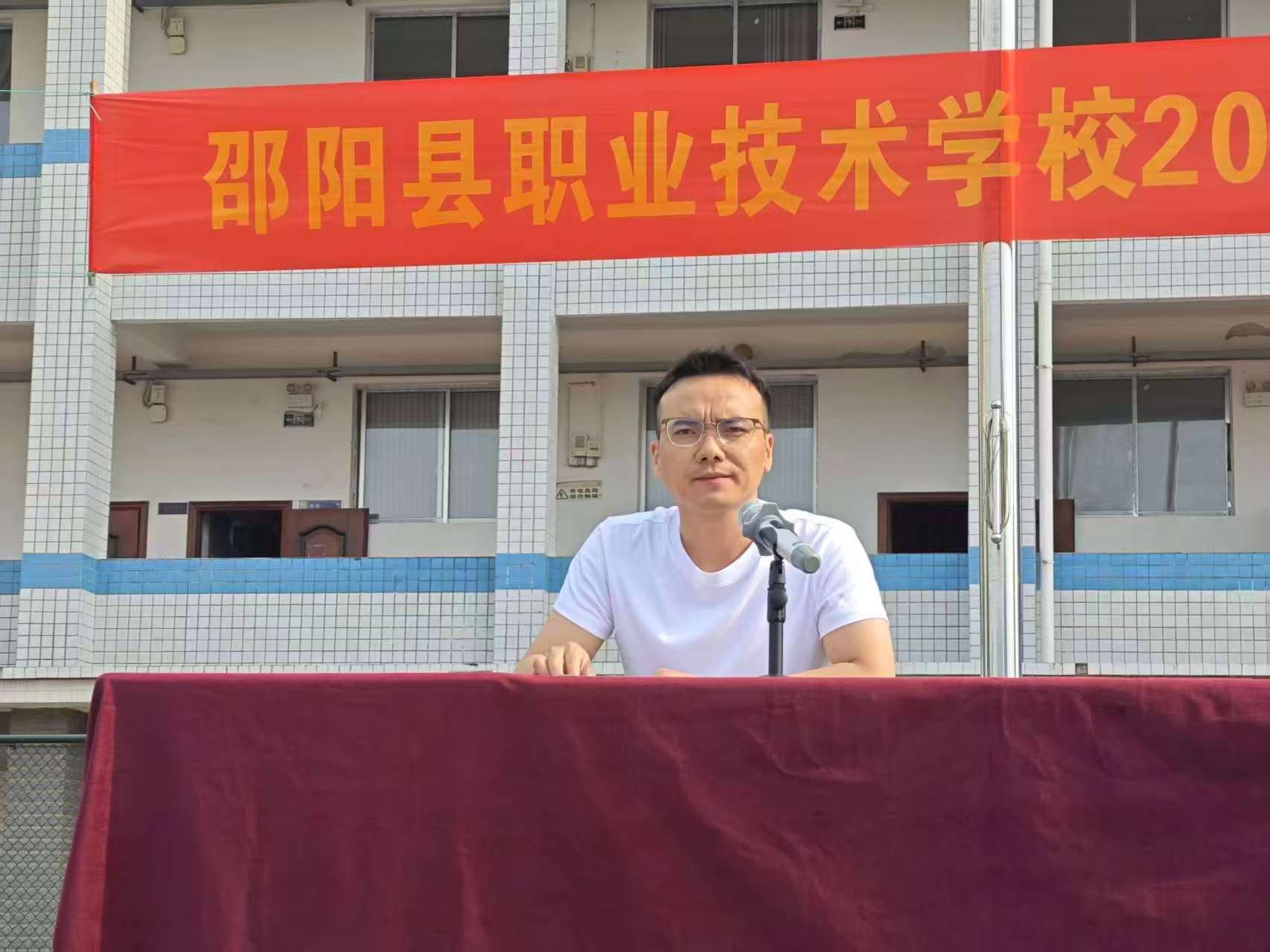 向阳而生，韧性花开