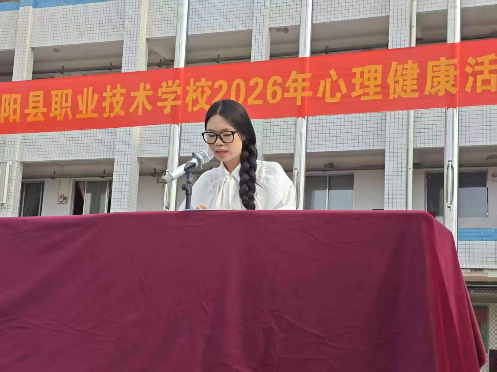 向阳而生，韧性花开