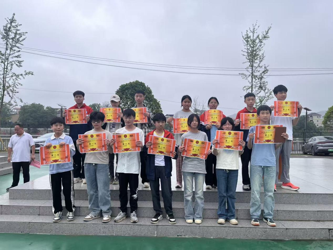 表彰年级前茅 激励学子奋进