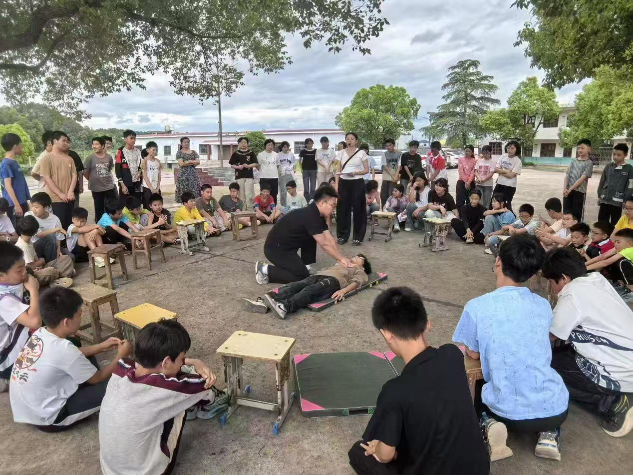 回龙寺镇莲山中心小学开展防溺水应急模拟演练活动