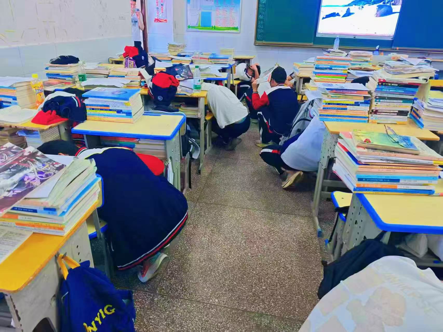 防灾减灾筑防线，安全演练护校园