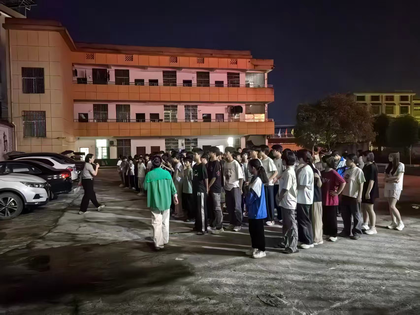 霞塘云中学成功举行夜间地质灾害应急避险演练
