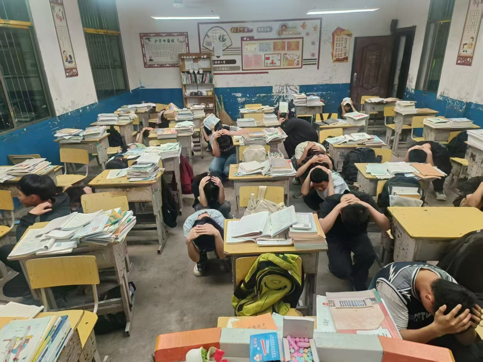 霞塘云中学成功举行夜间地质灾害应急避险演练