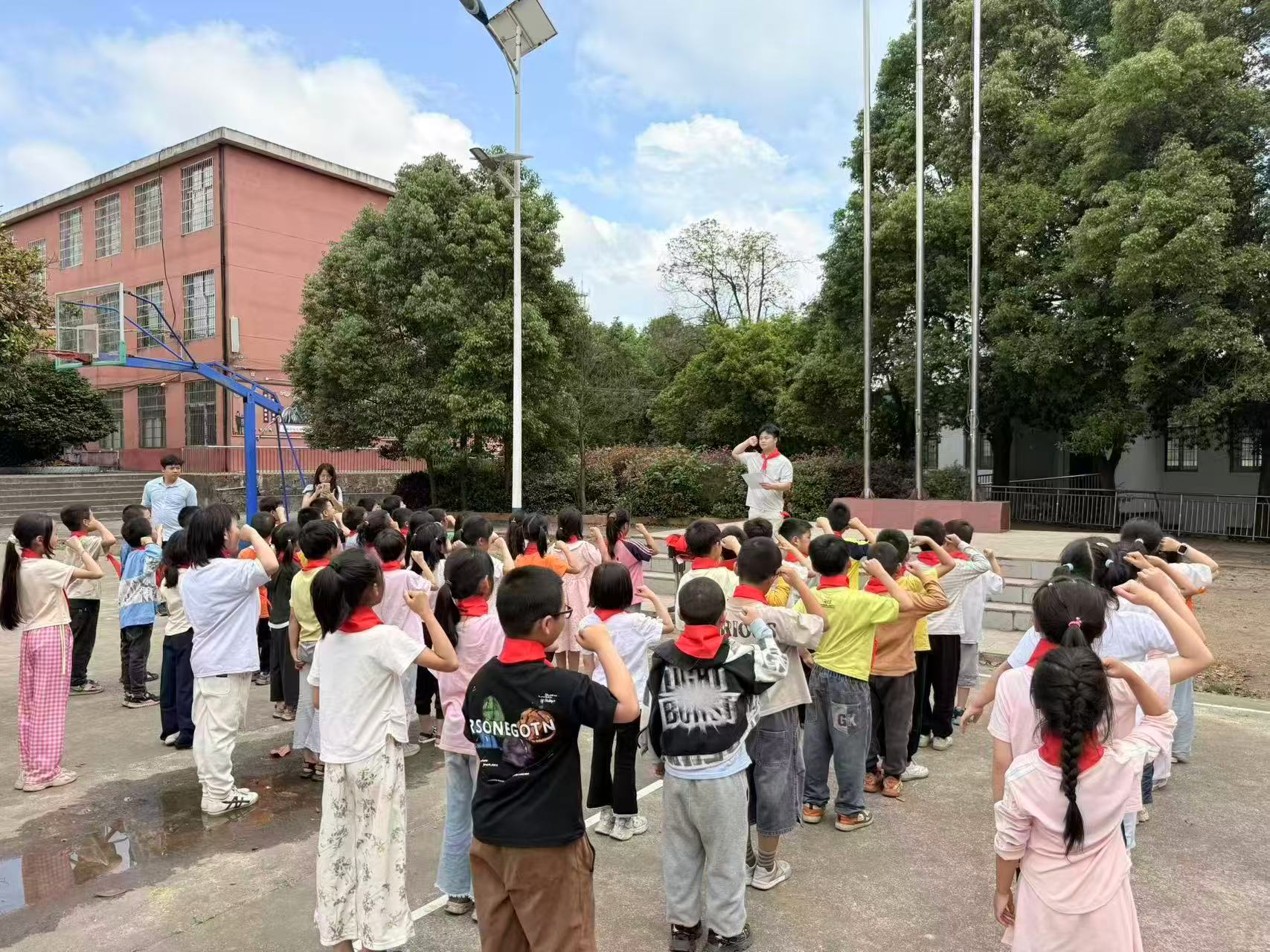 领巾飞扬 誓言铮铮