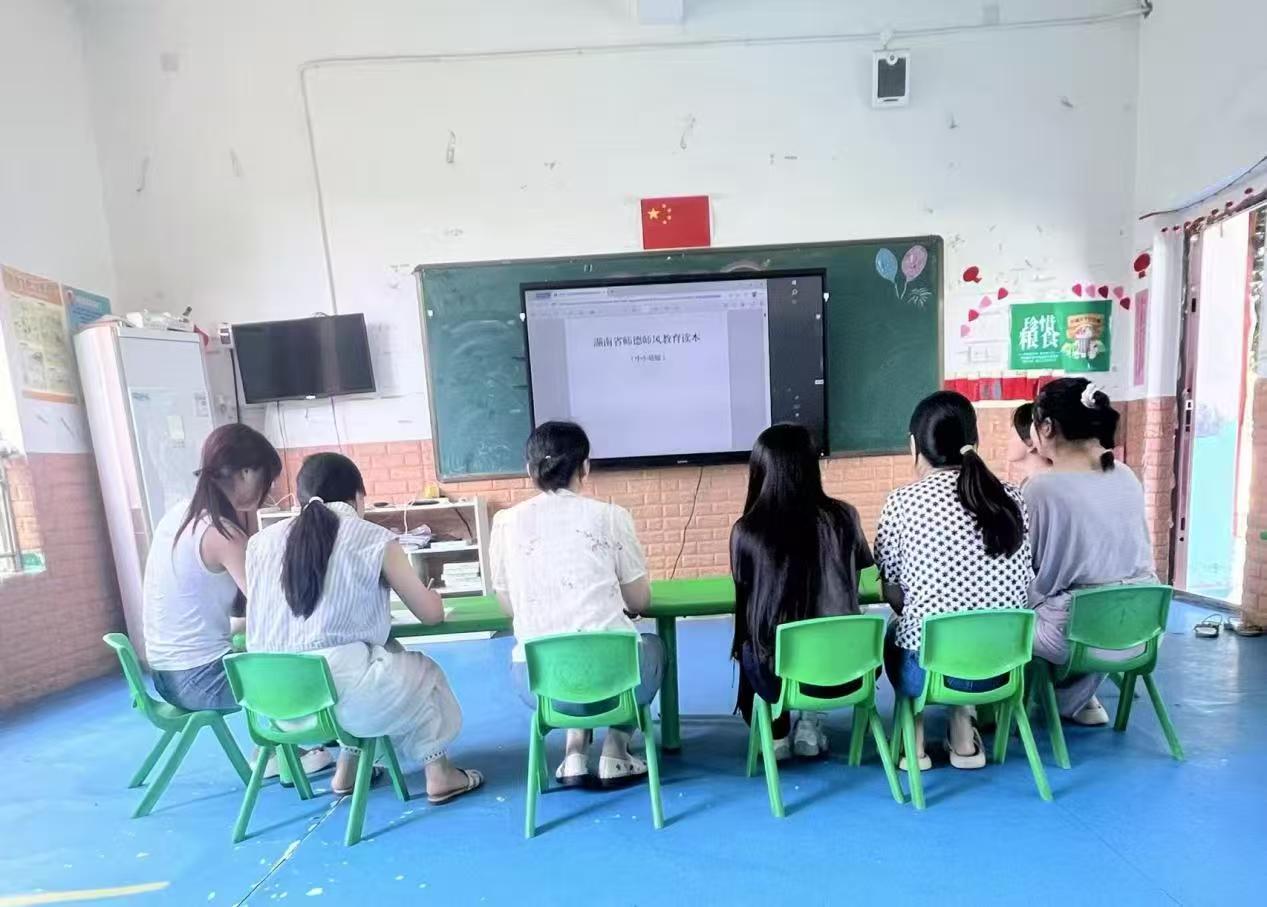 筑牢师德初心，潜心守护童真。