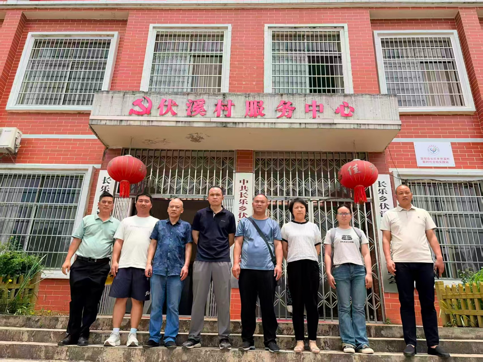 校领导进伏溪村，买油唠嗑找路子