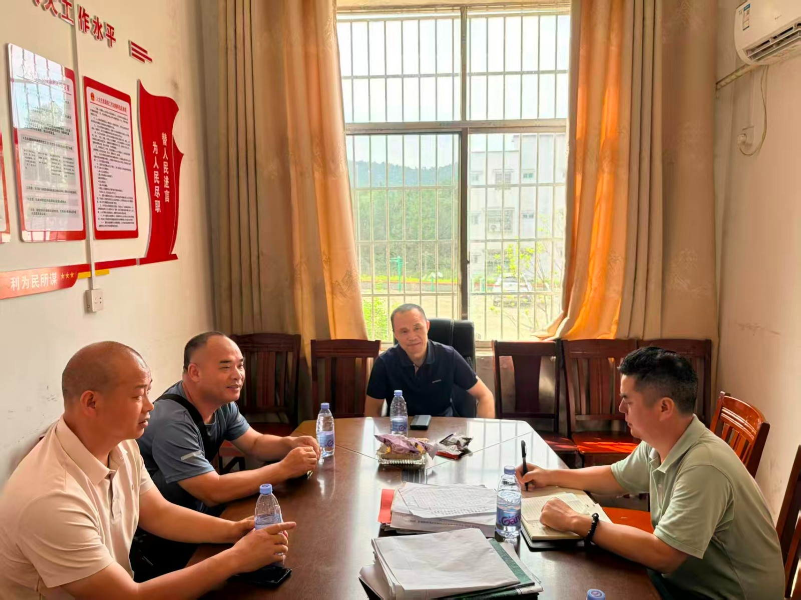 校领导进伏溪村，买油唠嗑找路子
