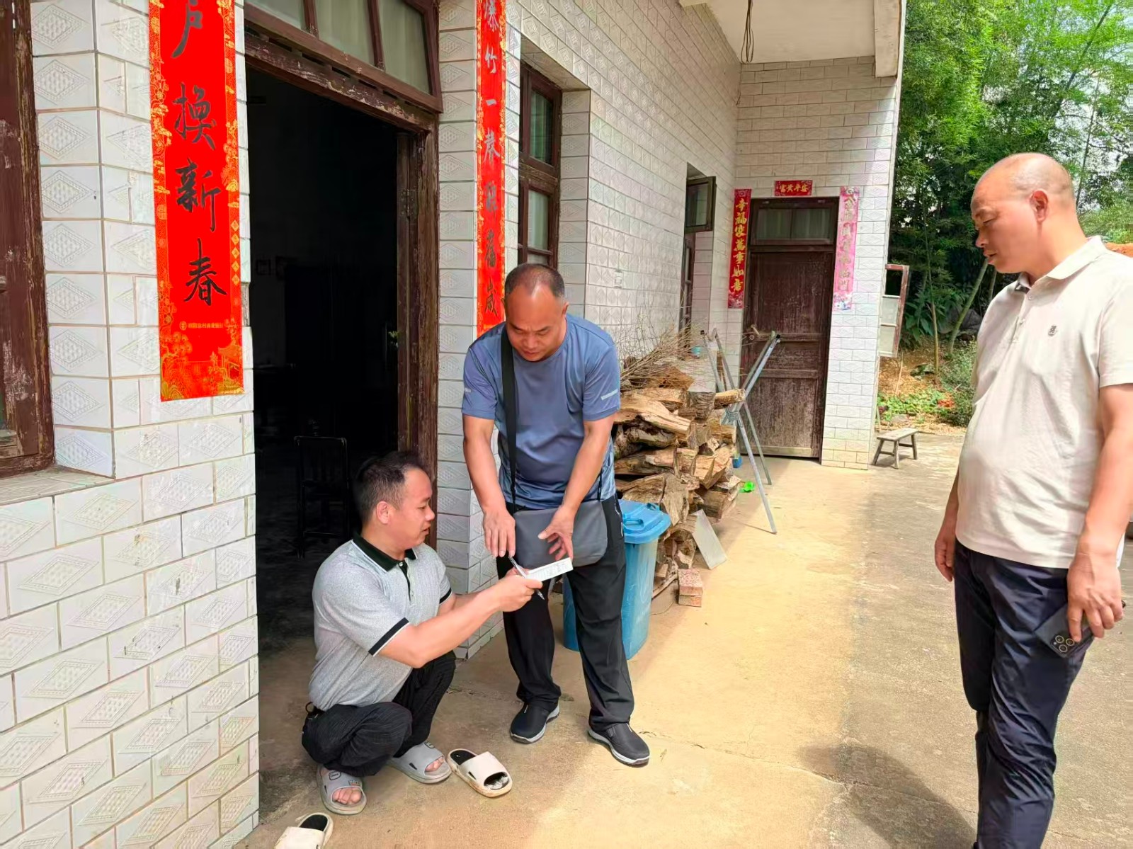 校领导进伏溪村，买油唠嗑找路子