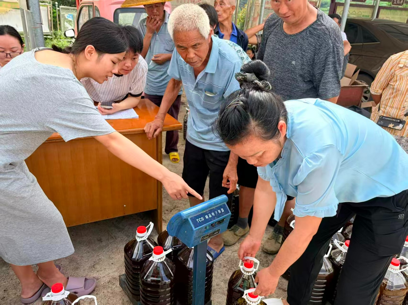 校领导进伏溪村，买油唠嗑找路子