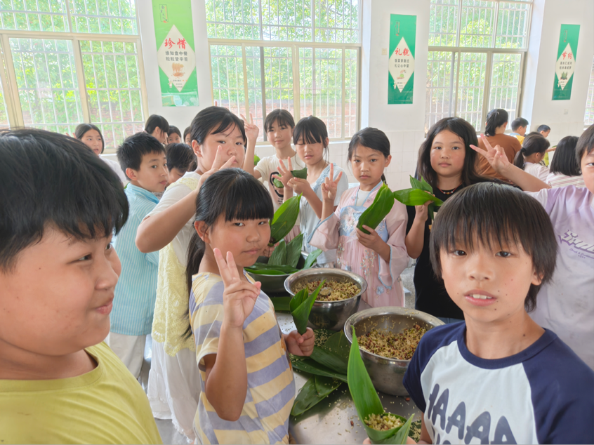 霞塘云中心完全小学2026年端午节“粽叶飘香迎端午，幼小携手共传承”活动顺利开展