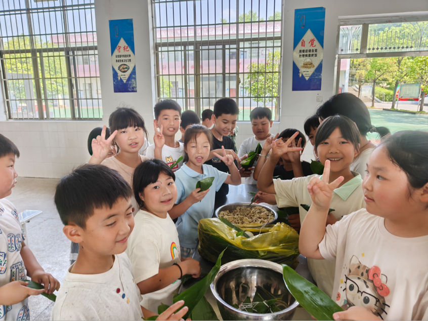 霞塘云中心完全小学2026年端午节“粽叶飘香迎端午，幼小携手共传承”活动顺利开展