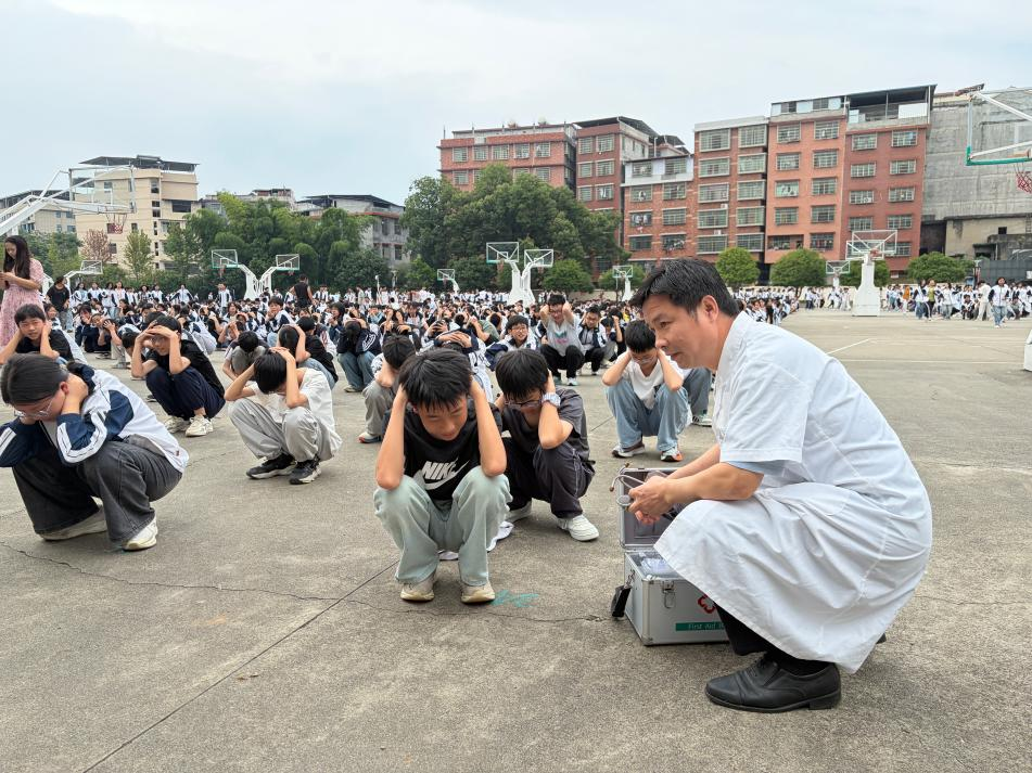 隆回二中举行消防疏散演练