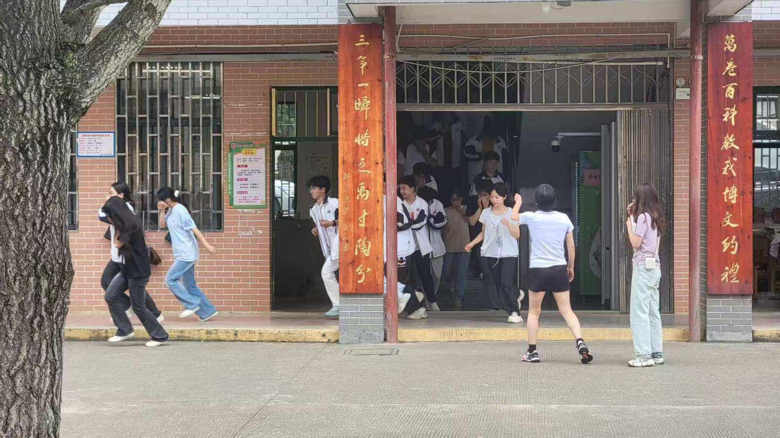 隆回二中举行消防疏散演练