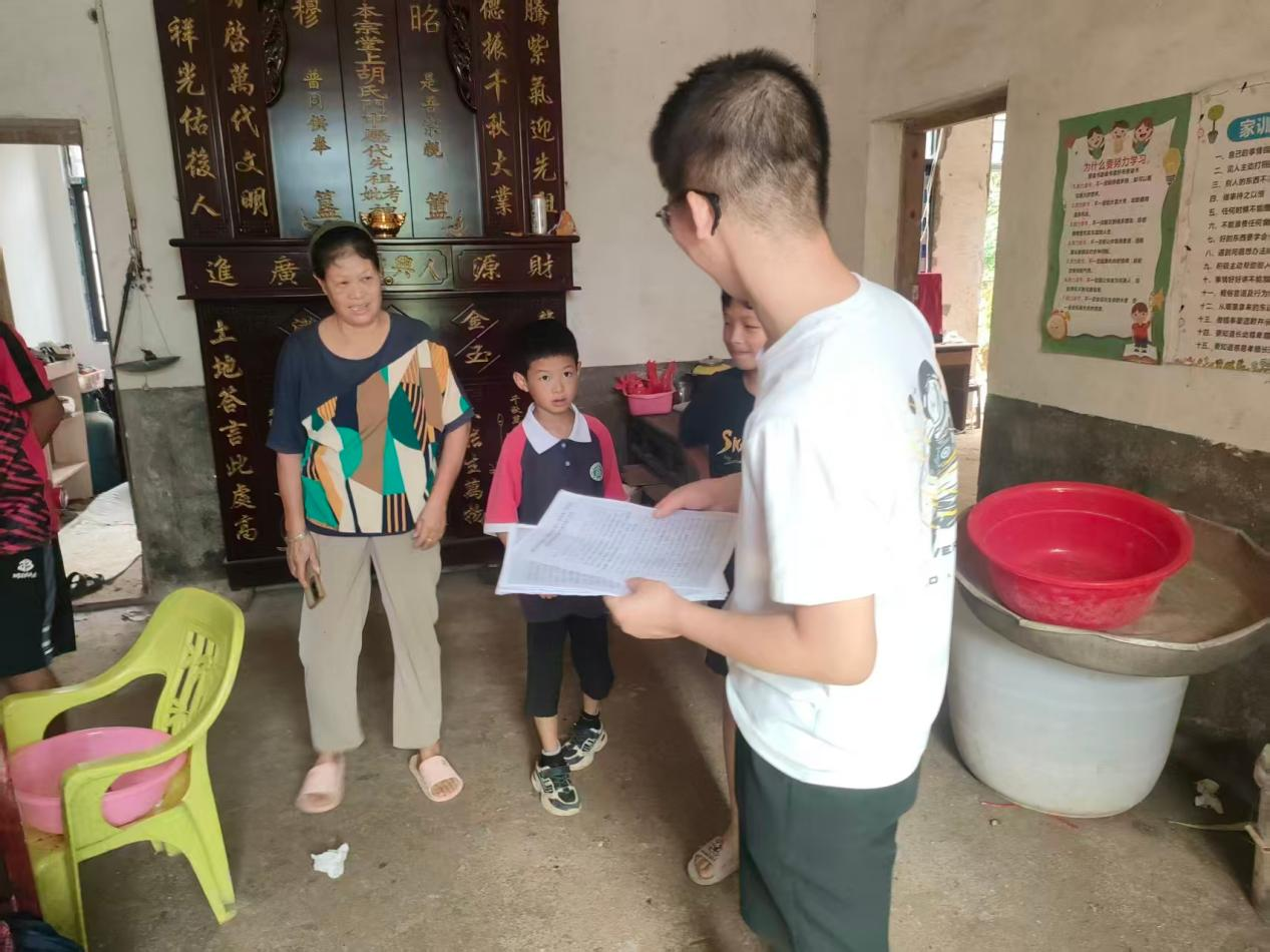 入户家访暖人心 安全护航过暑假
