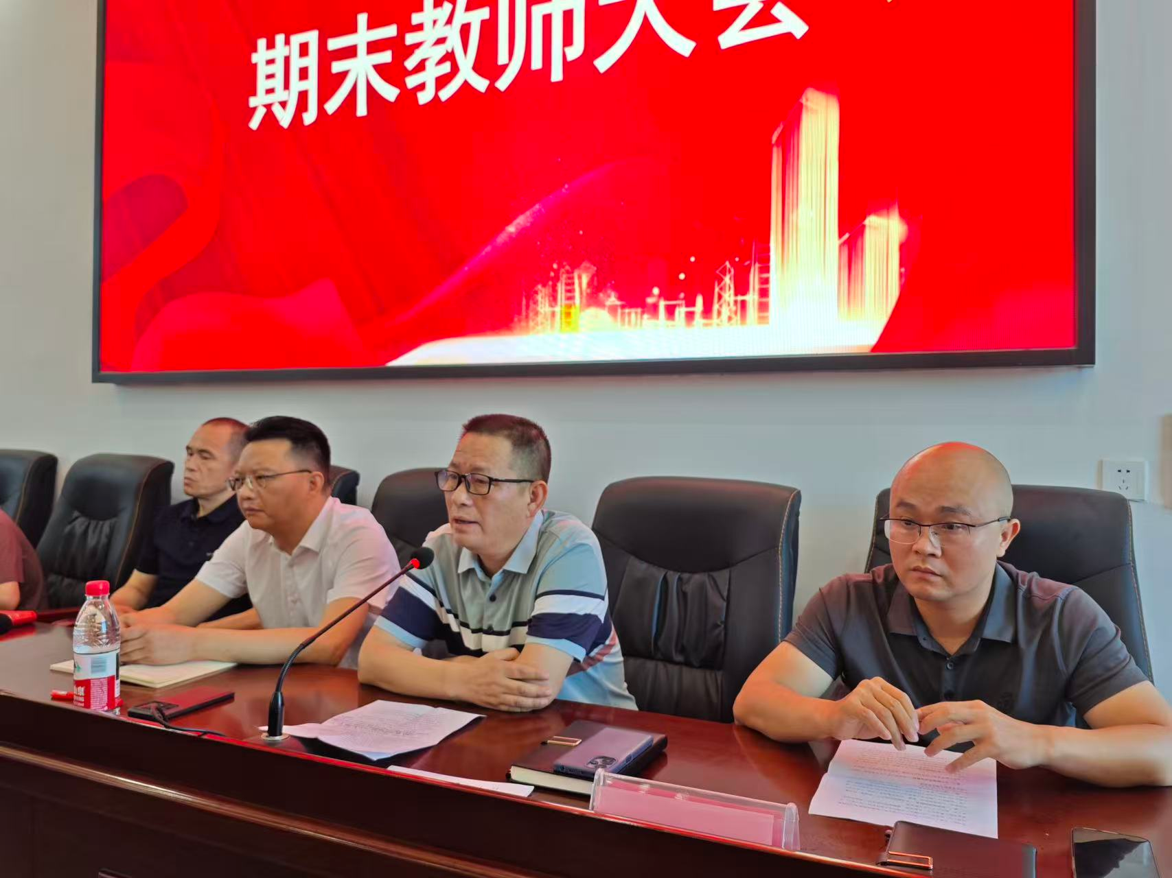 砥砺奋进开新局，笃行实干向未来