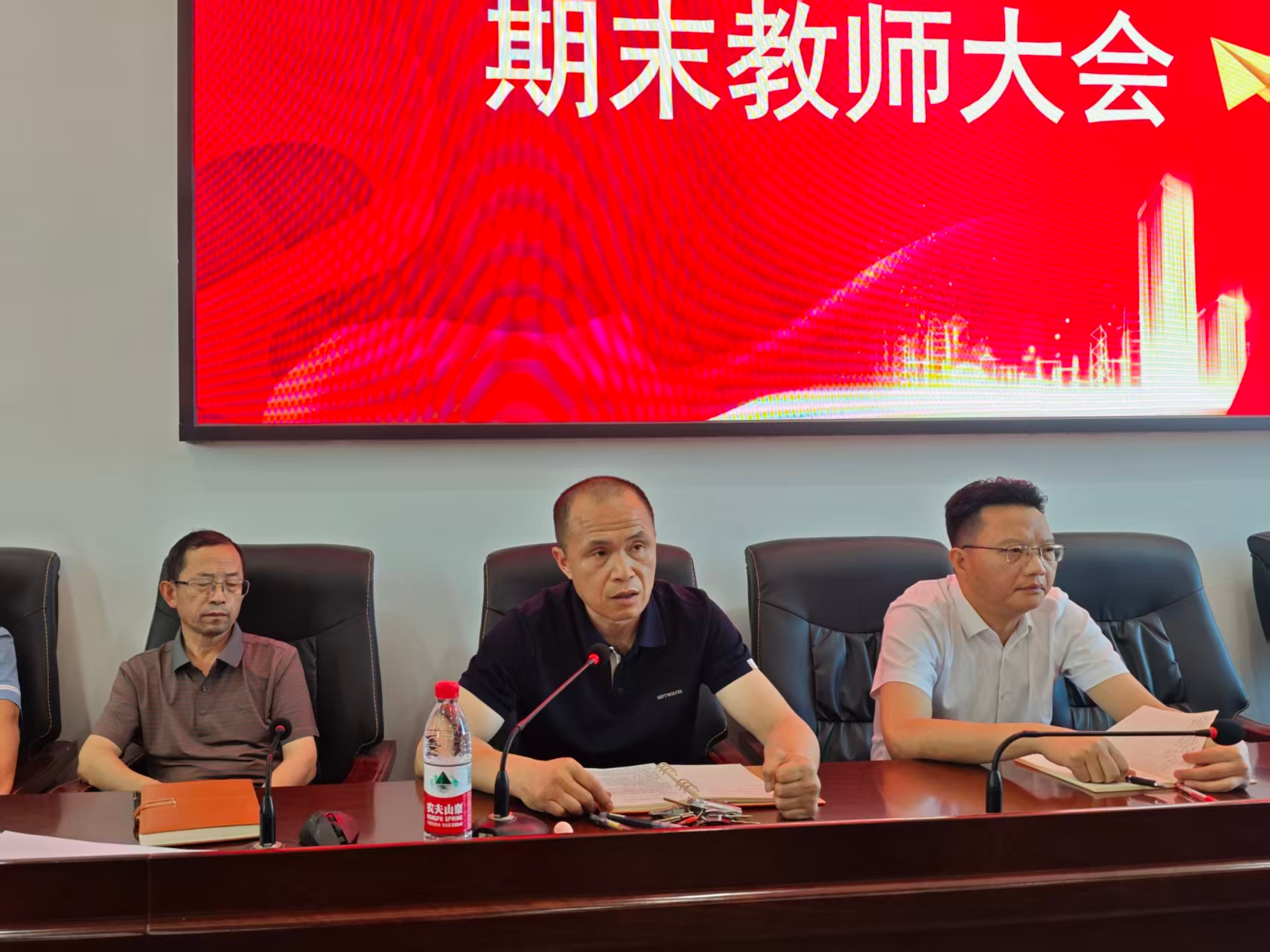 砥砺奋进开新局，笃行实干向未来